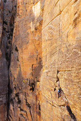 Hohe Winkel Ansicht der männlichen Wanderer Klettern Berg - CAVF23454