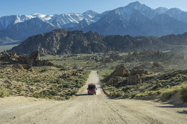 Fahrzeug auf unbefestigter Straße gegen Alabama Hills - CAVF23485