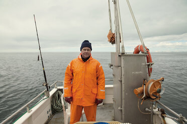 Vorderansicht eines Fischers auf einem Fischerboot auf dem Meer - CAVF23538
