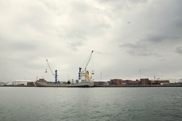 Aussicht auf ein kommerzielles Dock vor bewölktem Himmel - CAVF23540