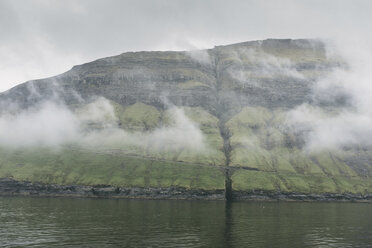 Landschaftliche Ansicht des Berges am Meer gegen den Himmel bei nebligem Wetter - CAVF23555