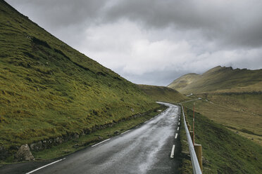 Bergstraße gegen stürmische Wolken - CAVF23560