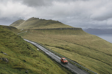 Hohe Winkel Ansicht von Auto auf Bergstraße gegen stürmische Wolken - CAVF23563