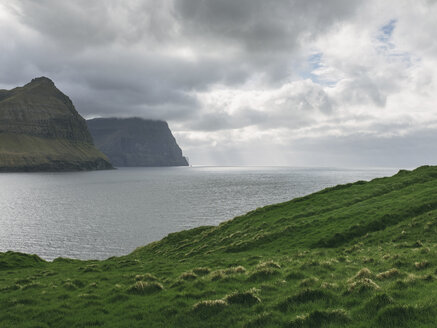 Idyllischer Blick auf die Berge am Meer gegen den bewölkten Himmel - CAVF23568