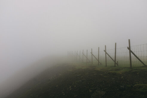 Zaun auf dem Berg bei nebligem Wetter - CAVF23593