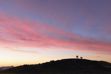 Landschaftliche Ansicht der Berge gegen den bewölkten Himmel bei Sonnenaufgang - CAVF23597