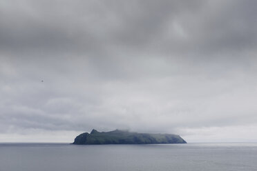 Insel im Meer gegen stürmische Wolken - CAVF23601