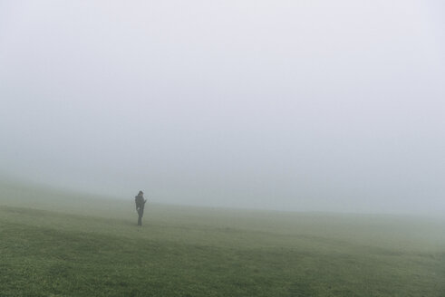Wanderer auf dem Feld stehend bei nebligem Wetter - CAVF23609