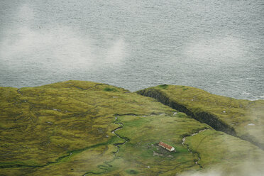 Hoher Blickwinkel auf den Berg am Meer bei nebligem Wetter - CAVF23619