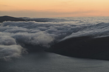 Hohe Winkelansicht von Inseln im Meer inmitten von Wolken - CAVF23628