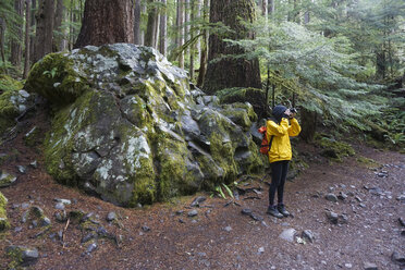 Wanderin beim Fotografieren im Wald - CAVF23643