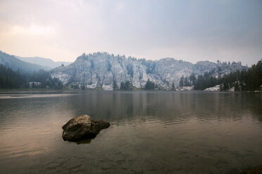 Blick auf den See und die Berge gegen den Himmel - CAVF23665