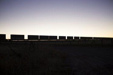 Ansicht der Silhouette Zug gegen den Himmel bei Sonnenuntergang - CAVF23793