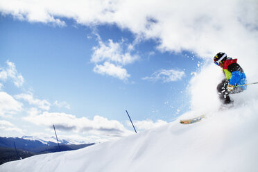 Mann beim Skifahren auf Schnee gegen bewölkten Himmel - CAVF23850