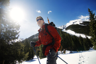 Niedriger Blickwinkel eines Skifahrers auf einem Schneefeld - CAVF23863