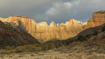 Niedriger Blickwinkel auf Berge gegen bewölkten Himmel im Zion National Park - CAVF24006