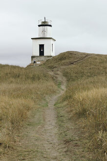 Weg zum Leuchtturm auf dem Hügel - CAVF24022