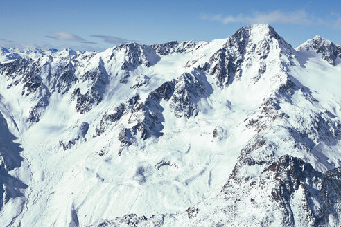 Blick auf einen schneebedeckten Berg an einem sonnigen Tag - CAVF24029