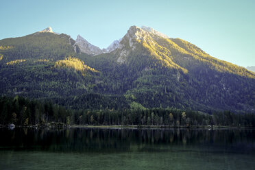 Blick auf den See und die Berge - CAVF24046