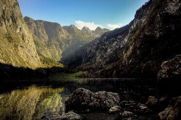 Blick auf den See und die Berge in Bayern - CAVF24047