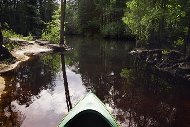 Ausgeschnittenes Bild eines Bootes auf einem See im Wald - CAVF24064