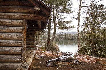 Alte Blockhütte am See und Bäume im Wald - CAVF24084