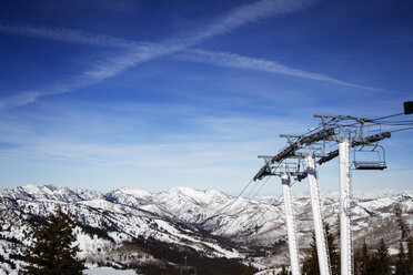 Skilifte mit schneebedecktem Wasatch Mountain-Gebirge im Hintergrund - CAVF24096