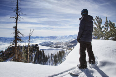 Skifahrer auf dem schneebedeckten Wasatch Mountain vor bewölktem Himmel - CAVF24099