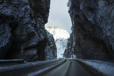 Landstraße inmitten der Berge im Winter - CAVF24105