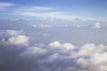 Majestätischer Blick auf die Wolken, die den Mt. Everest bedecken - CAVF24110