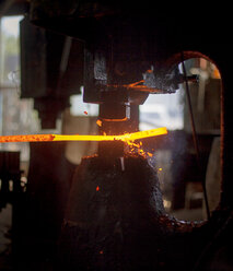 Maschinen bei der Bearbeitung von geschmolzenem Metall in einer Fabrik - CAVF24111