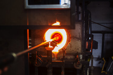 Blasbrenner in einer Maschine einer Glasfabrik - CAVF24131