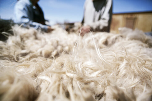Nahaufnahme von Wolle mit Menschen im Hintergrund - CAVF24136