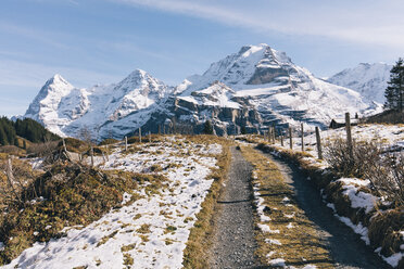 Landschaftliche Ansicht eines schneebedeckten Berges gegen den Himmel - CAVF24151