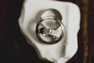 Draufsicht auf einen Diamantring auf einem Tisch - CAVF24173