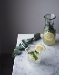 Hohe Winkelansicht von Limonade in Glas und Krug auf dem Tisch - CAVF24222