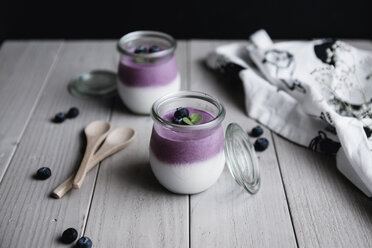 Hochformatige Ansicht von Blaubeer-Smoothies mit Textilien auf dem Tisch - CAVF24238