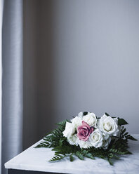 Rosenstrauß auf dem Tisch an der Wand zu Hause - CAVF24279