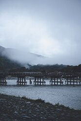 Brücke über den Fluss gegen den Himmel bei nebligem Wetter - CAVF24287