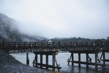 Brücke über den Fluss in Arashiyama bei nebligem Wetter - CAVF24290