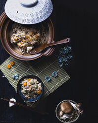 Draufsicht auf Reis und Pilze auf schwarzem Tisch - CAVF24311