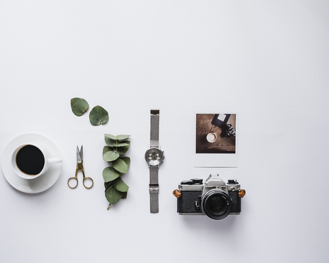 Draufsicht auf schwarzen Kaffee mit Zubehör vor weißem Hintergrund, lizenzfreies Stockfoto