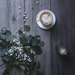 Overhead-Schuss Kaffee Latte mit Milchkännchen und Kräuter auf rustikalen Tisch - CAVF24330