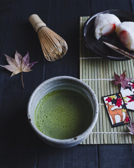 Hohe Winkel Ansicht von Matcha und japanischen Reiskuchen auf dem Tisch - CAVF24333