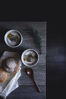 Schalen mit Pilzsuppe und Brot auf einem Holztisch - CAVF24337