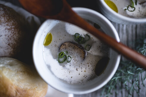 Champignoncremesuppe mit Löffel - CAVF24339