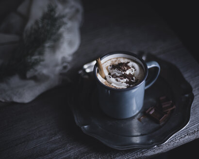 Tasse heiße Schokolade mit Rum und Schlagsahne - CAVF24340