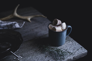 Tasse heiße Schokolade mit Marshmallow auf dem Holztisch - CAVF24341