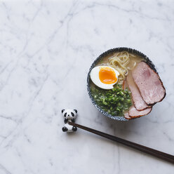 Hohe Winkelansicht von Ramen-Nudelsuppe mit Schweinefleisch in einer Schüssel auf dem Tresen serviert - CAVF24353