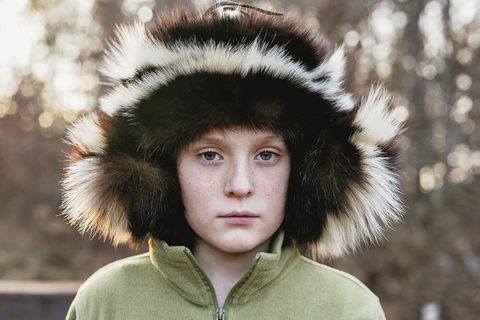 Porträt eines Jungen in Uschanka, der im Winter im Freien steht, lizenzfreies Stockfoto